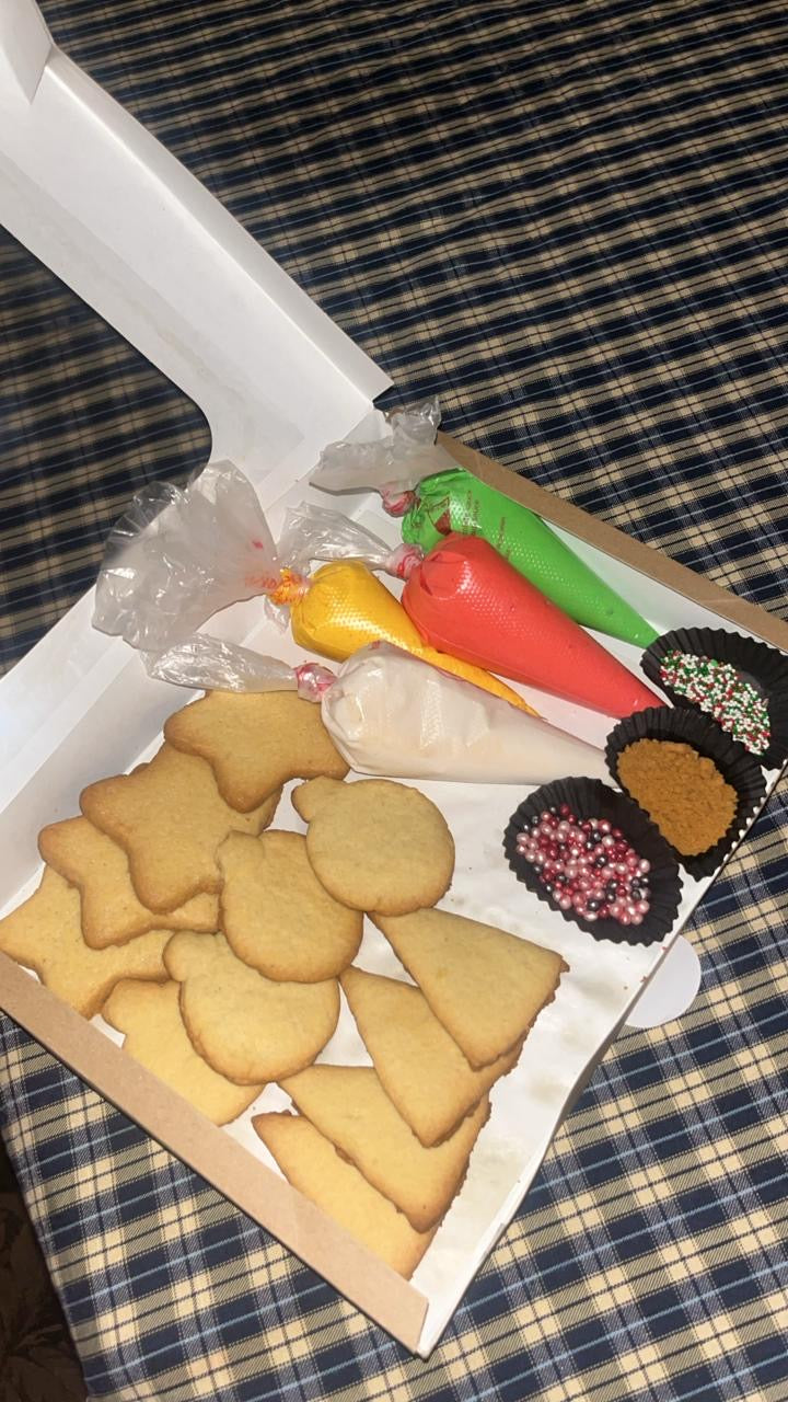 DYI 12 Cookie pack with Icing Bags